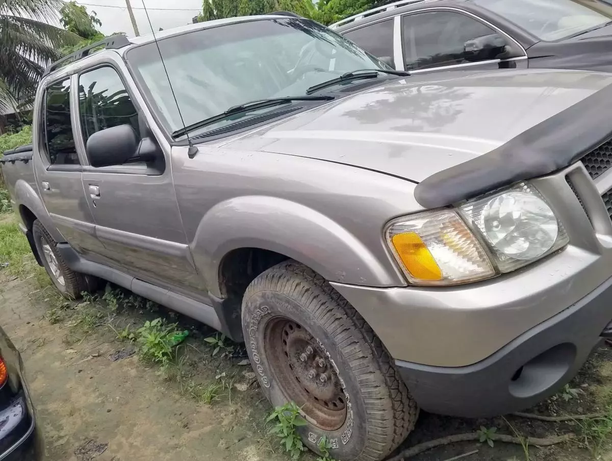 Ford explorer trac   - 2004