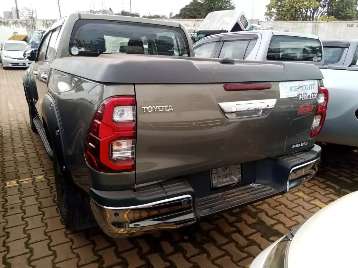 Toyota Hilux   - 2022