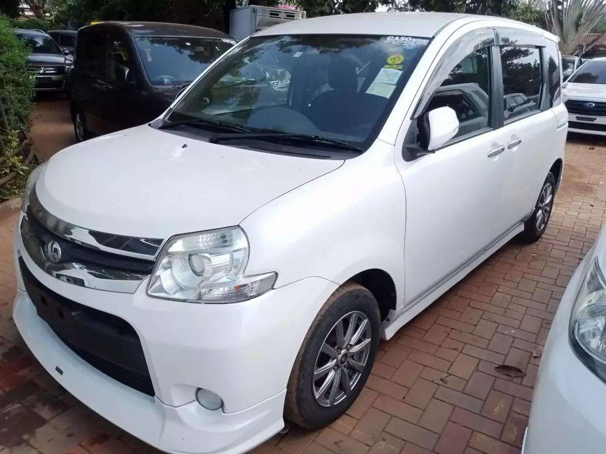 Toyota Sienta   - 2012