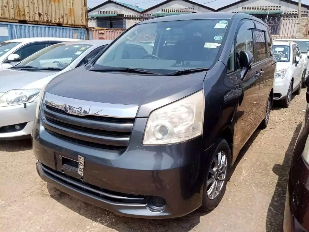 Toyota Noah   - 2009