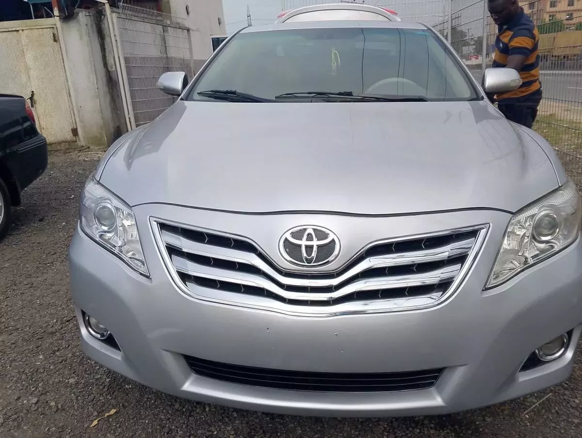 Toyota Camry   - 2010