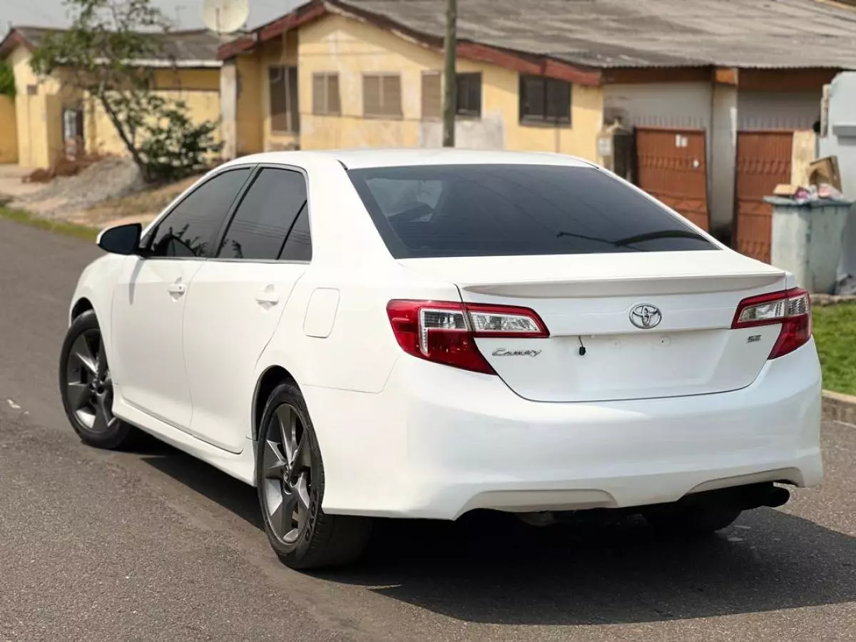 Toyota Camry   - 2014