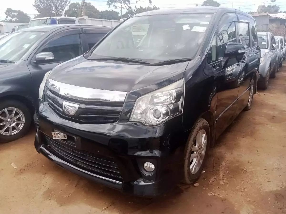 Toyota Noah   - 2010