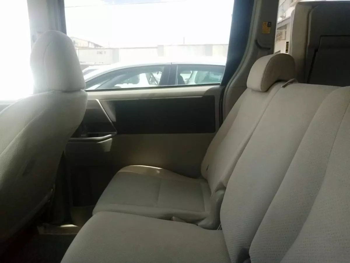 Toyota Noah   - 2011