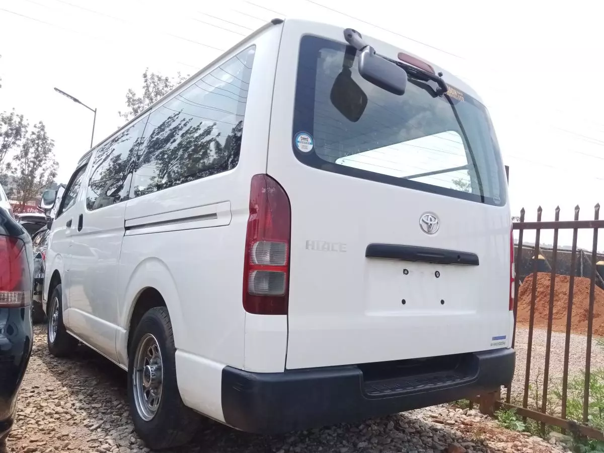 Toyota Hiace   - 2011