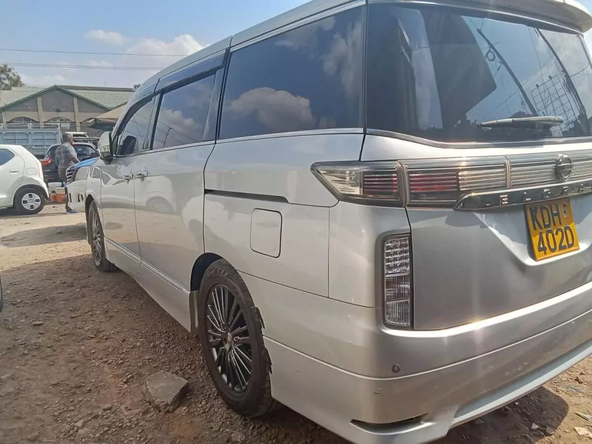 Nissan Elgrand   - 2015