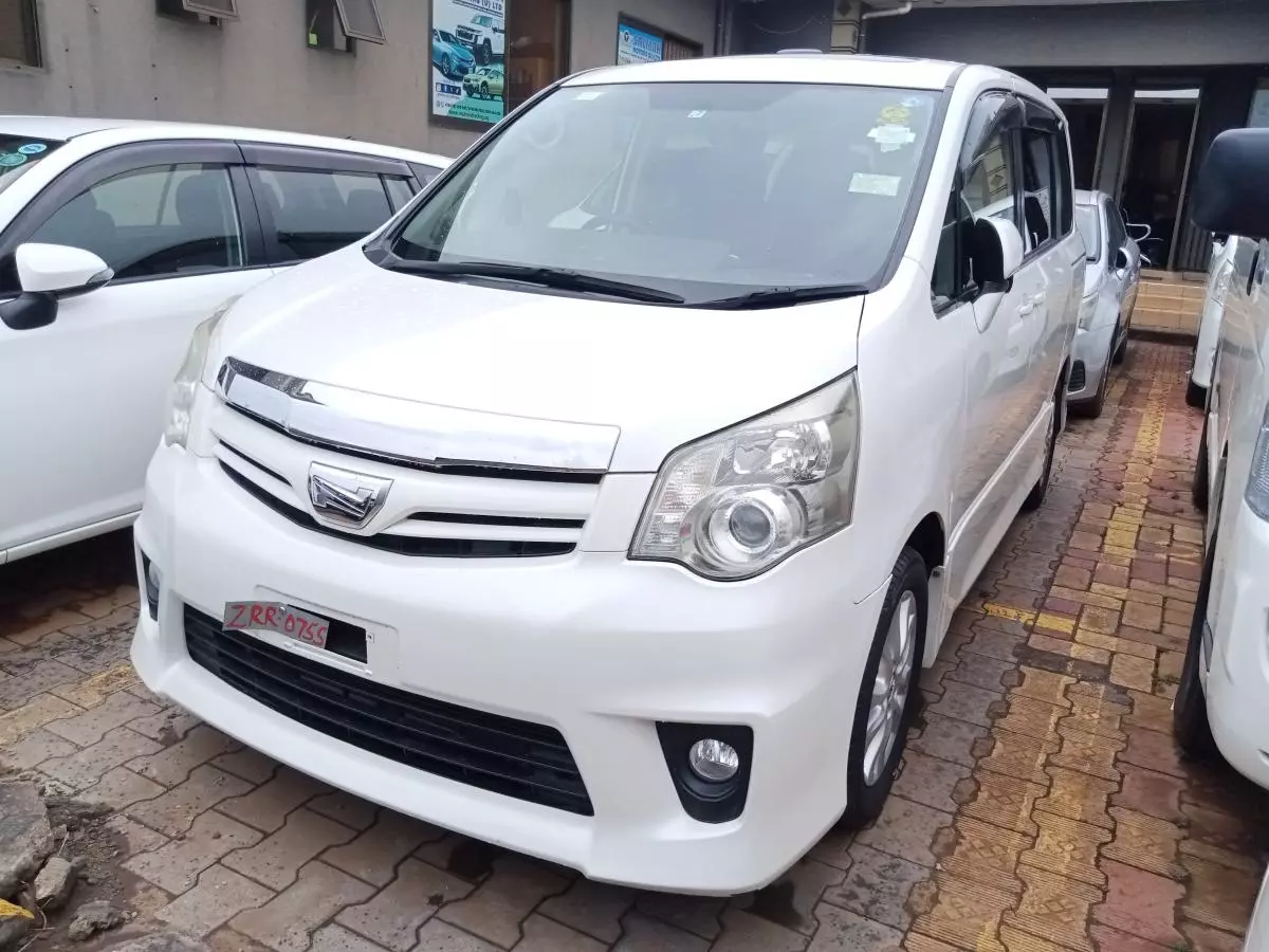 Toyota Noah   - 2012