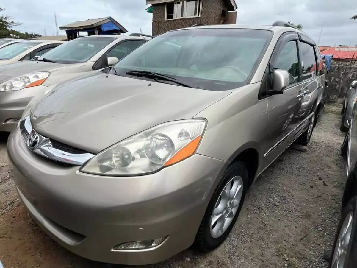 Toyota Sienna   - 2006