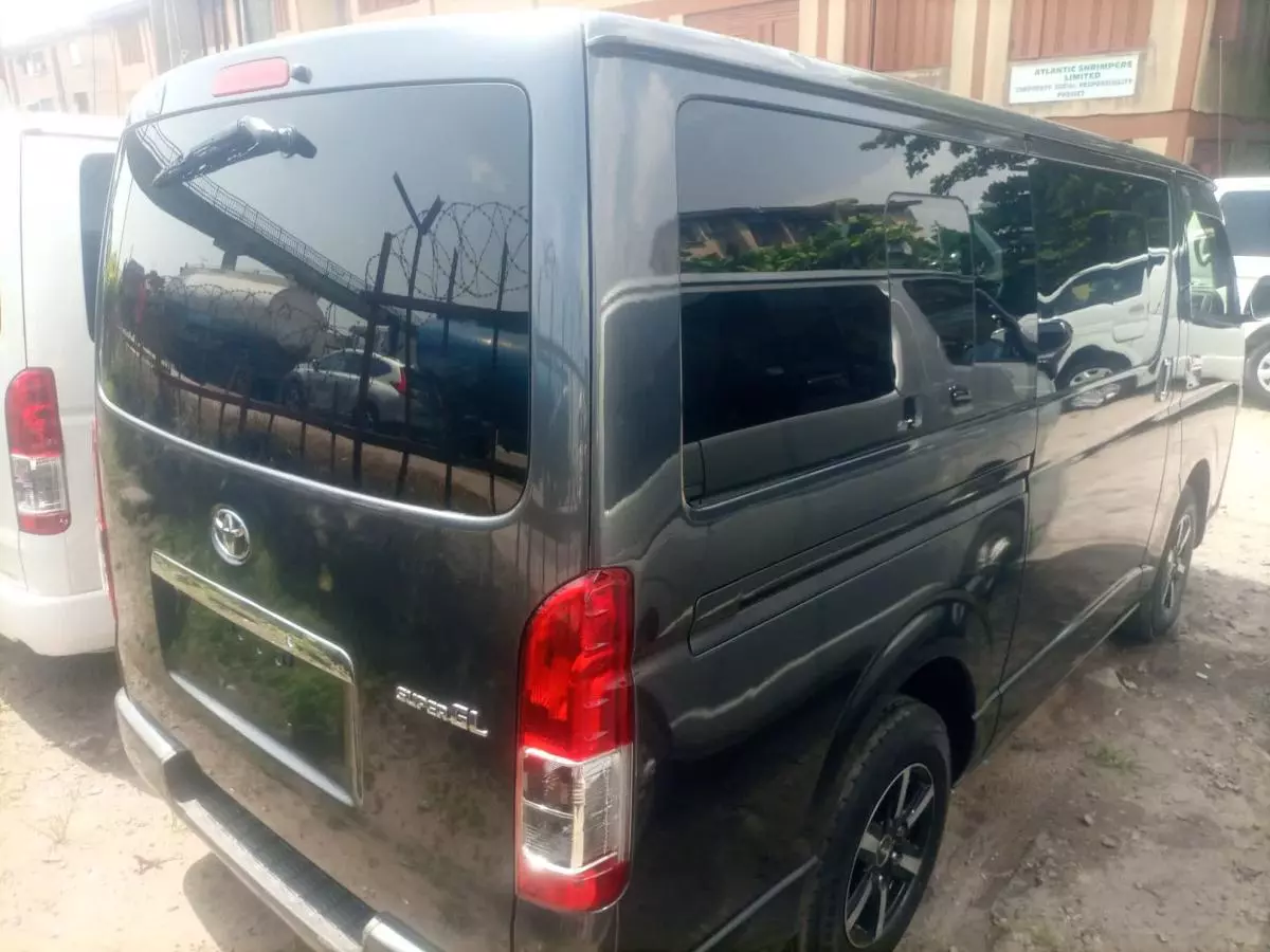 Toyota Hiace   - 2012