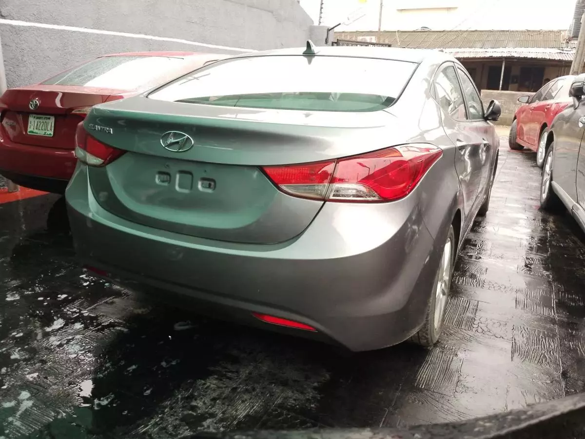 Hyundai Elantra   - 2012