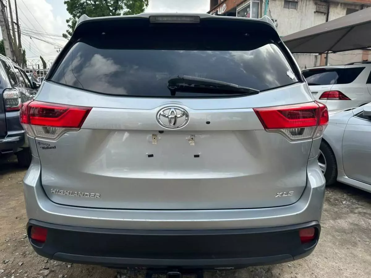 Toyota Highlander   - 2016