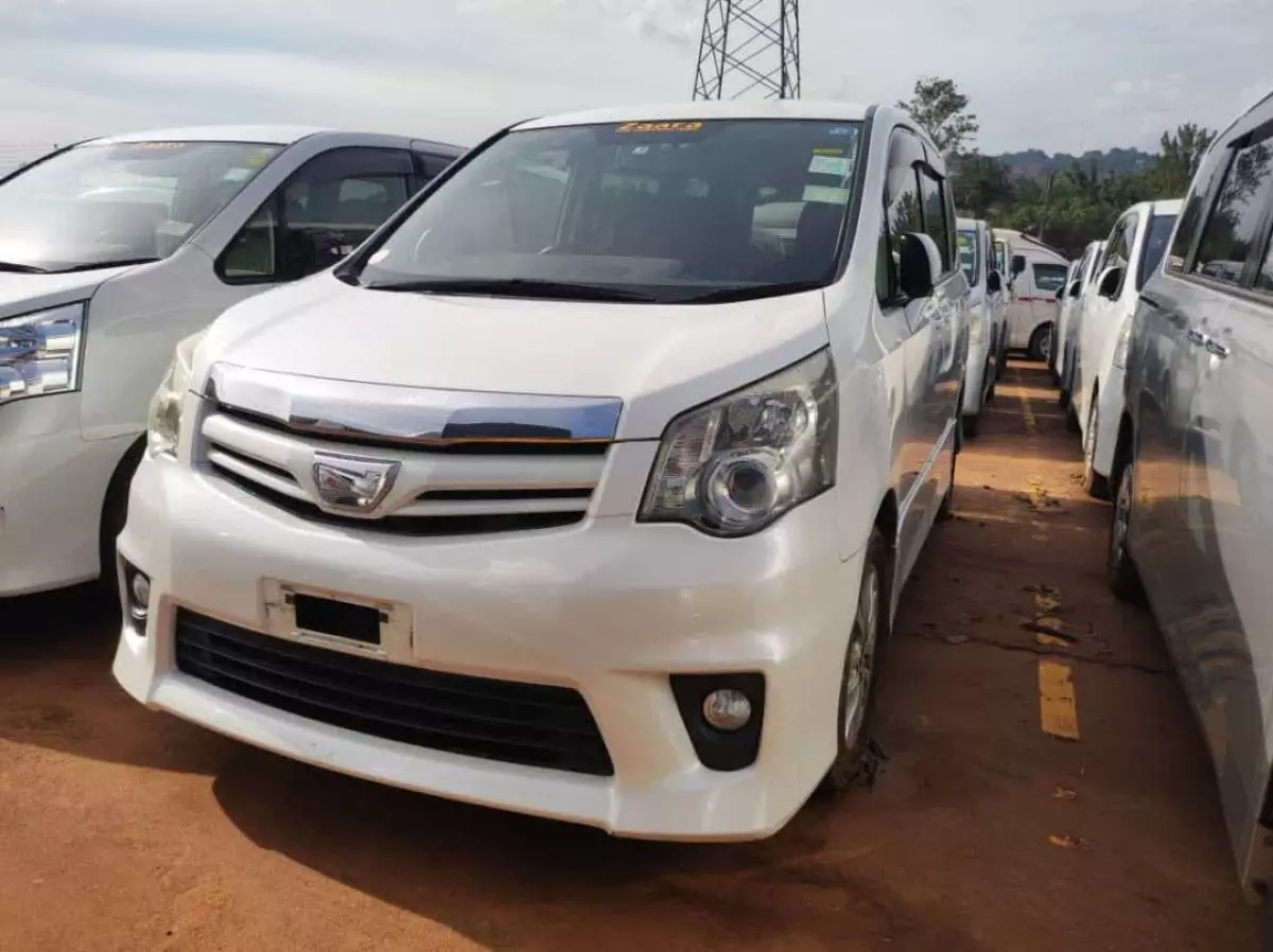 Toyota Noah - 2009