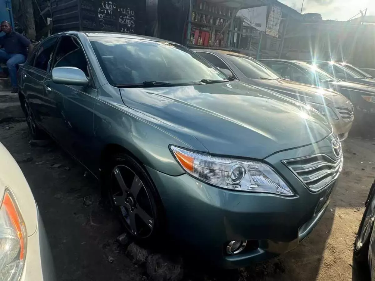 Toyota Camry   - 2009