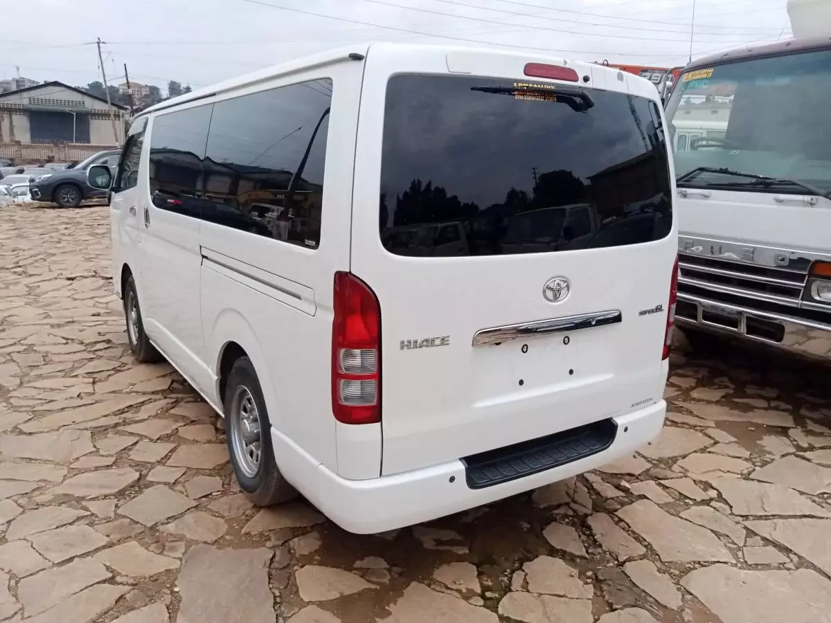 Toyota Hiace   - 2012