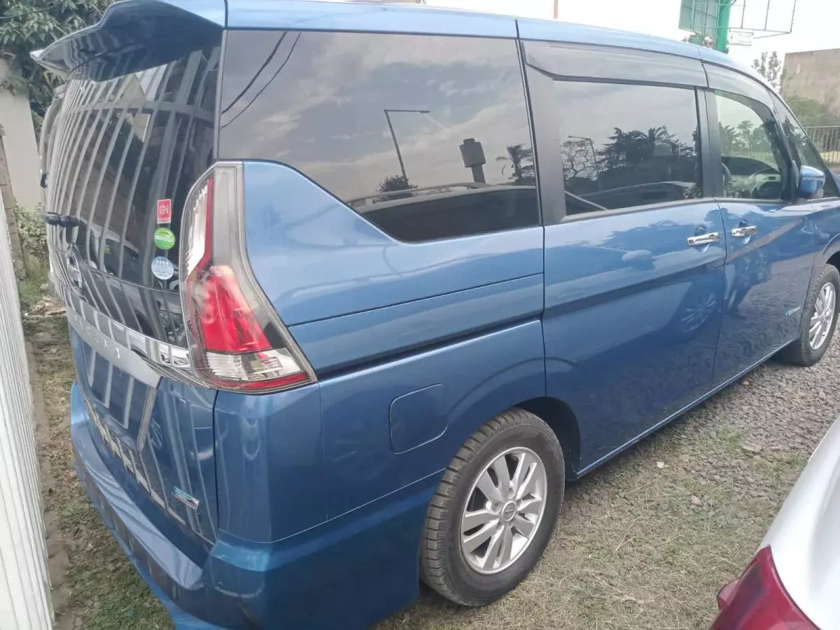 Nissan Serena - 2015