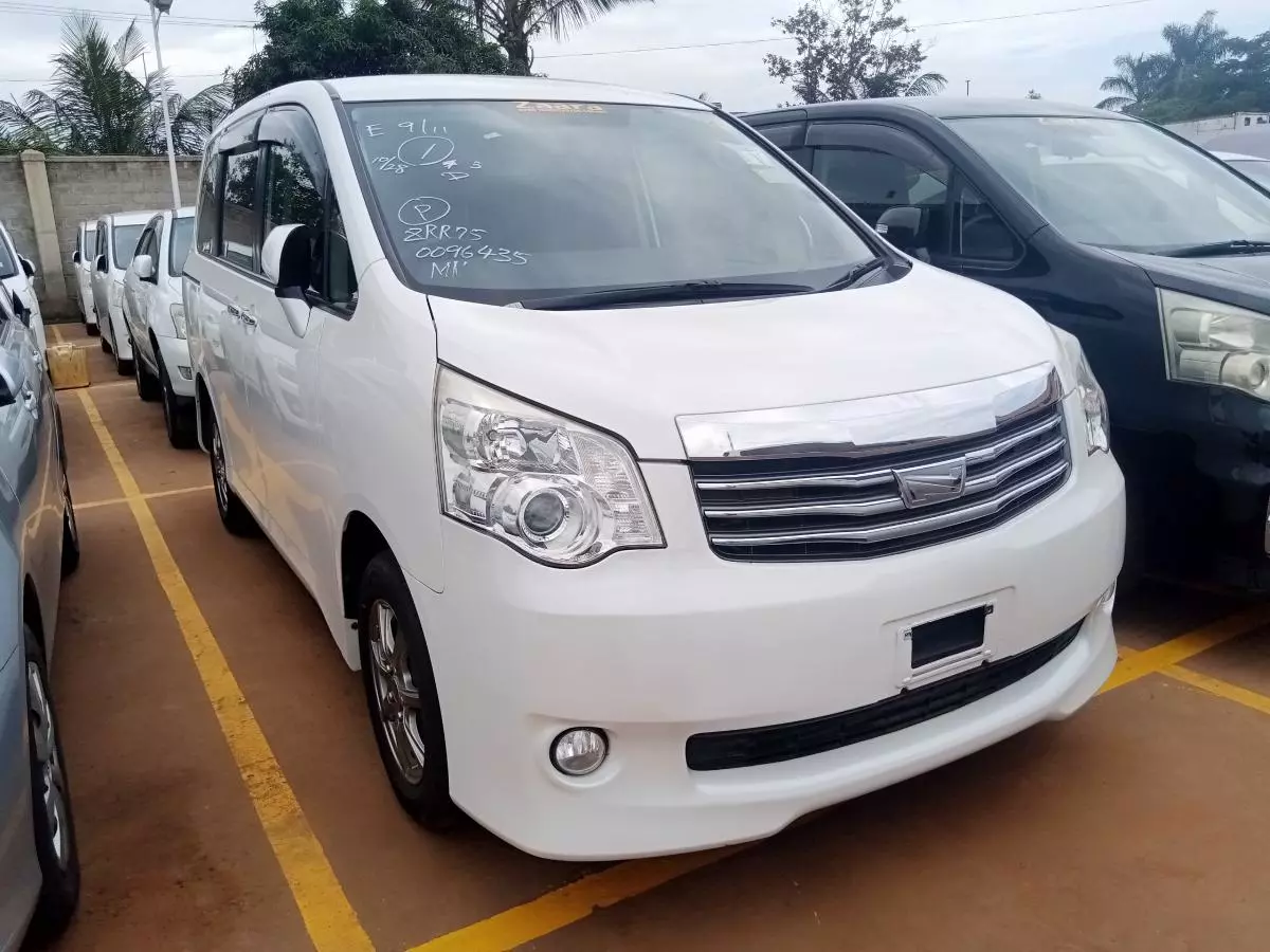 Toyota Noah   - 2011