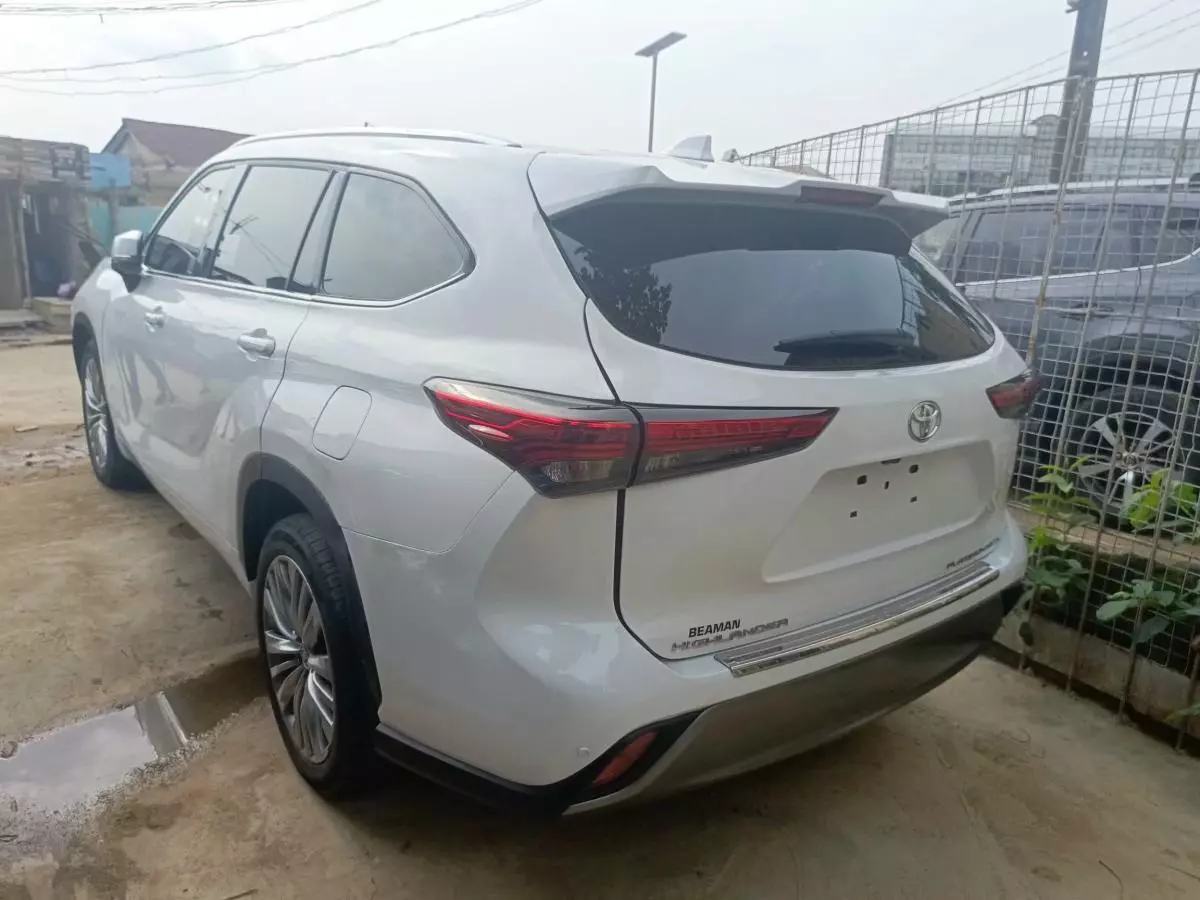 Toyota Highlander   - 2022