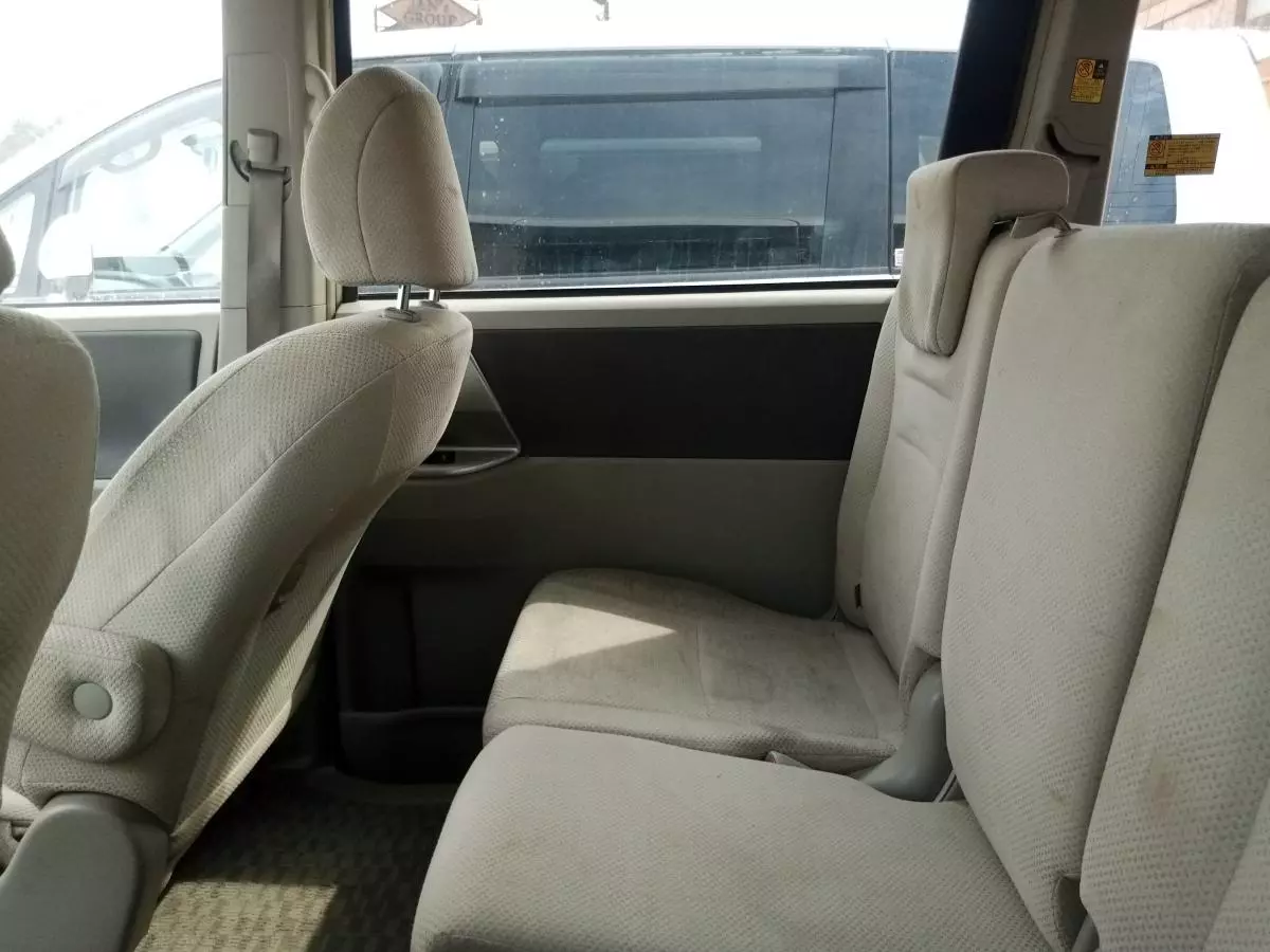 Toyota Noah   - 2009