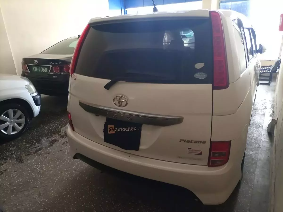 Toyota Isis  - 2009