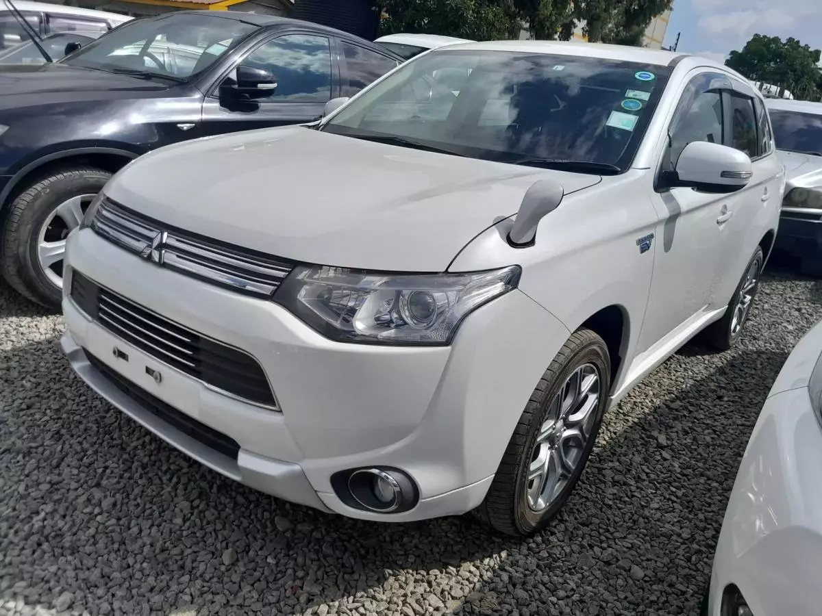 Mitsubishi Plug-in Hybrid Outlander - 2015