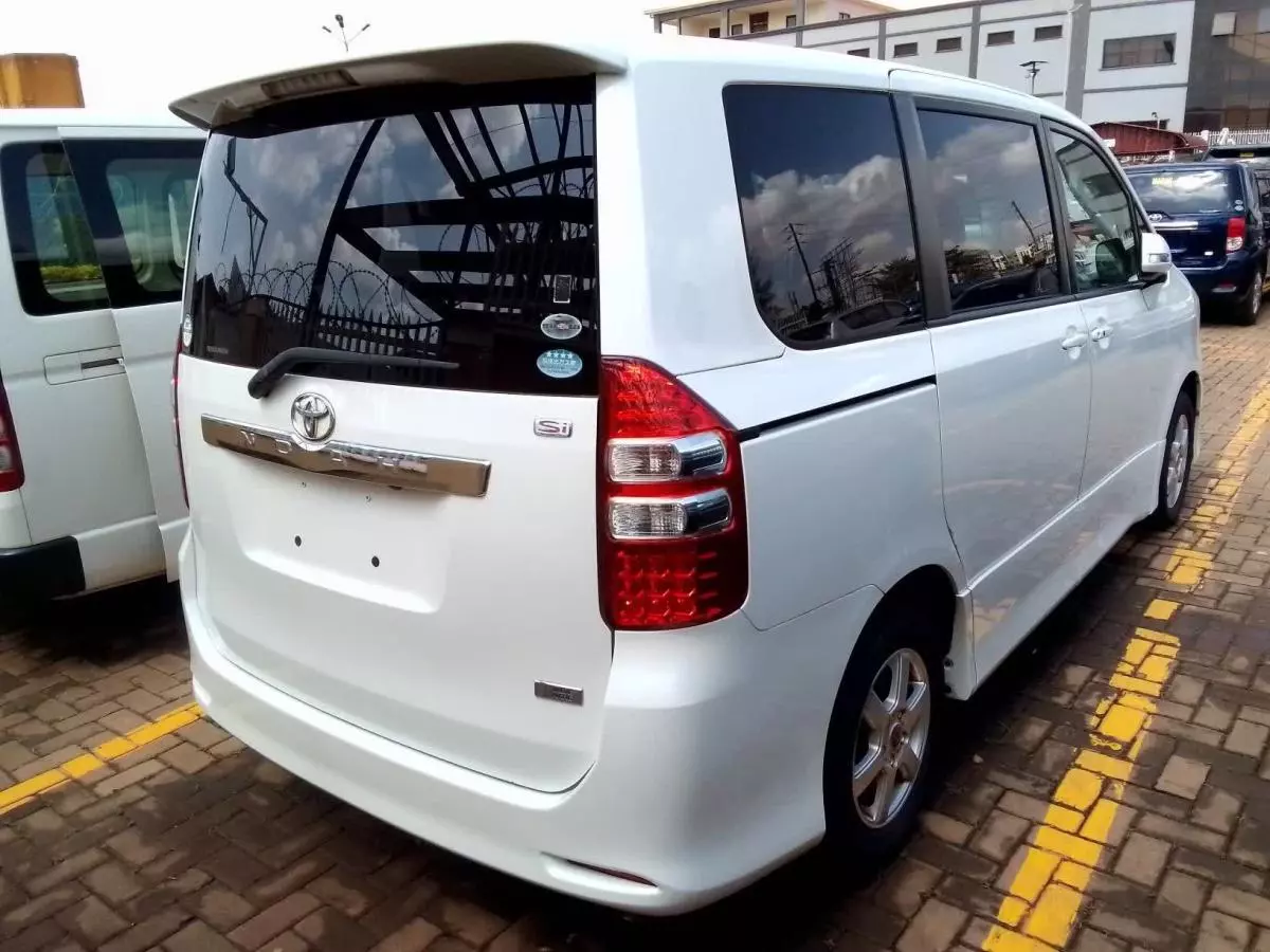 Toyota Noah   - 2010