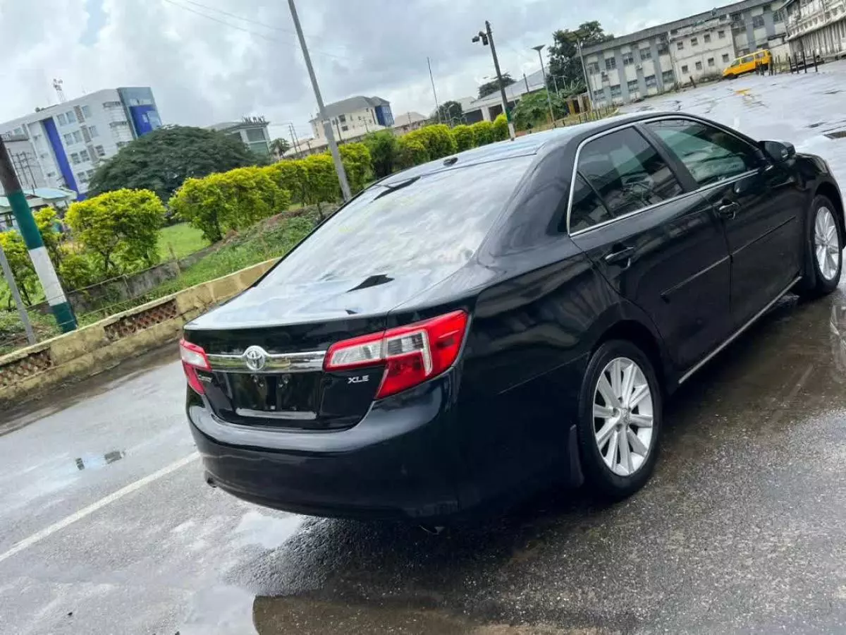 Toyota Camry   - 2012