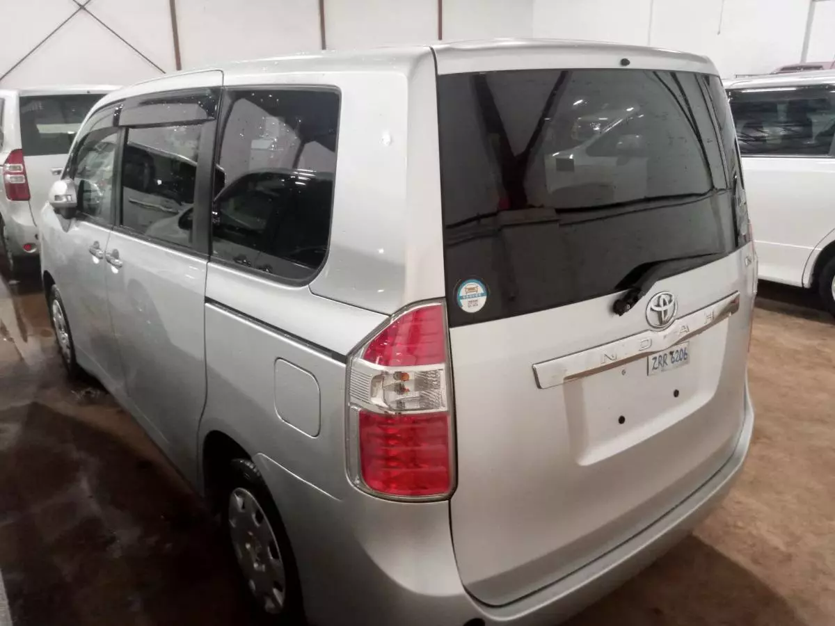 Toyota Noah   - 2009