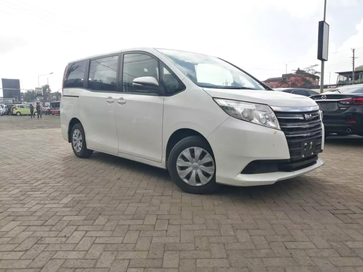 Toyota Noah   - 2017