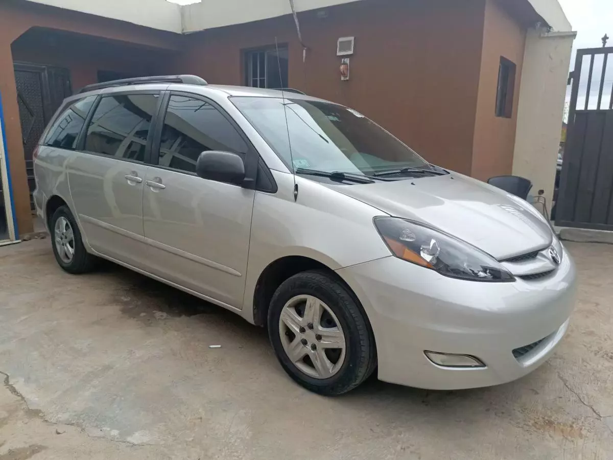 Toyota Sienna   - 2006