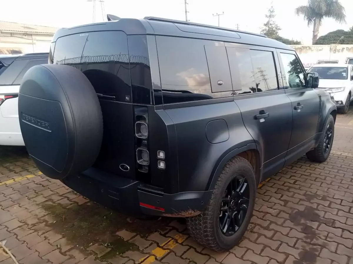 Land Rover Defender   - 2023