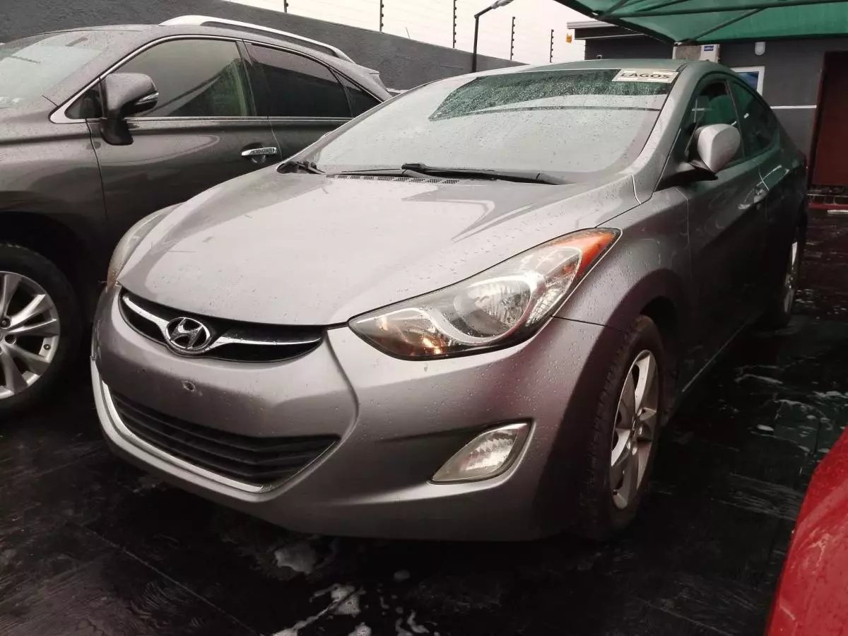 Hyundai Elantra   - 2012