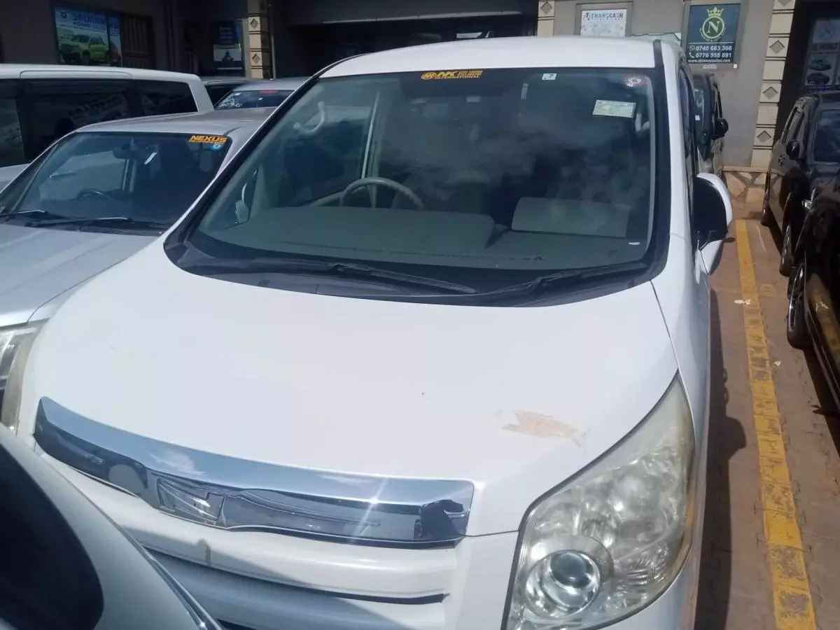 Toyota Noah   - 2010