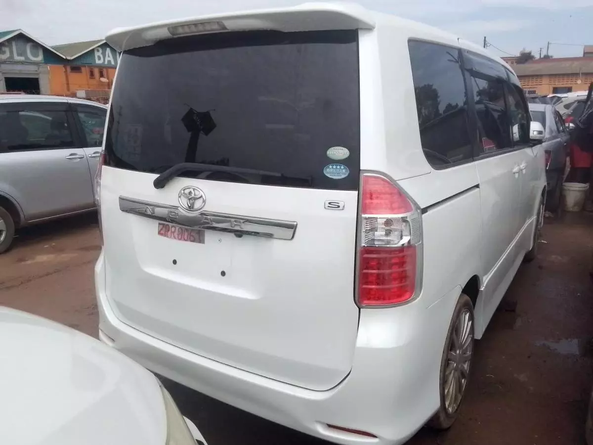 Toyota Noah   - 2010