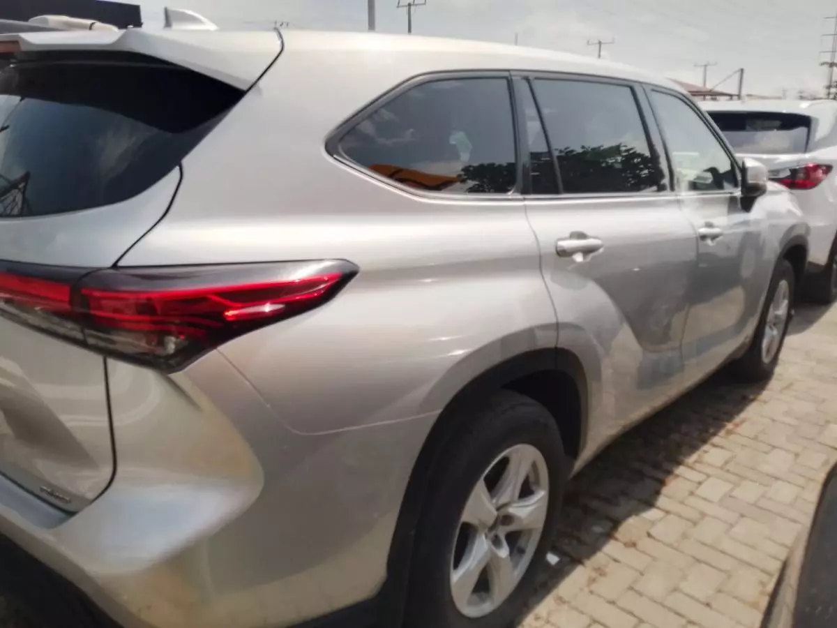 Toyota Highlander   - 2021