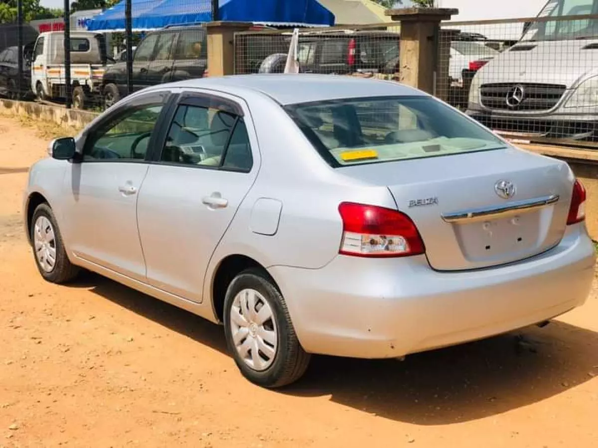 Toyota Belta   - 2010