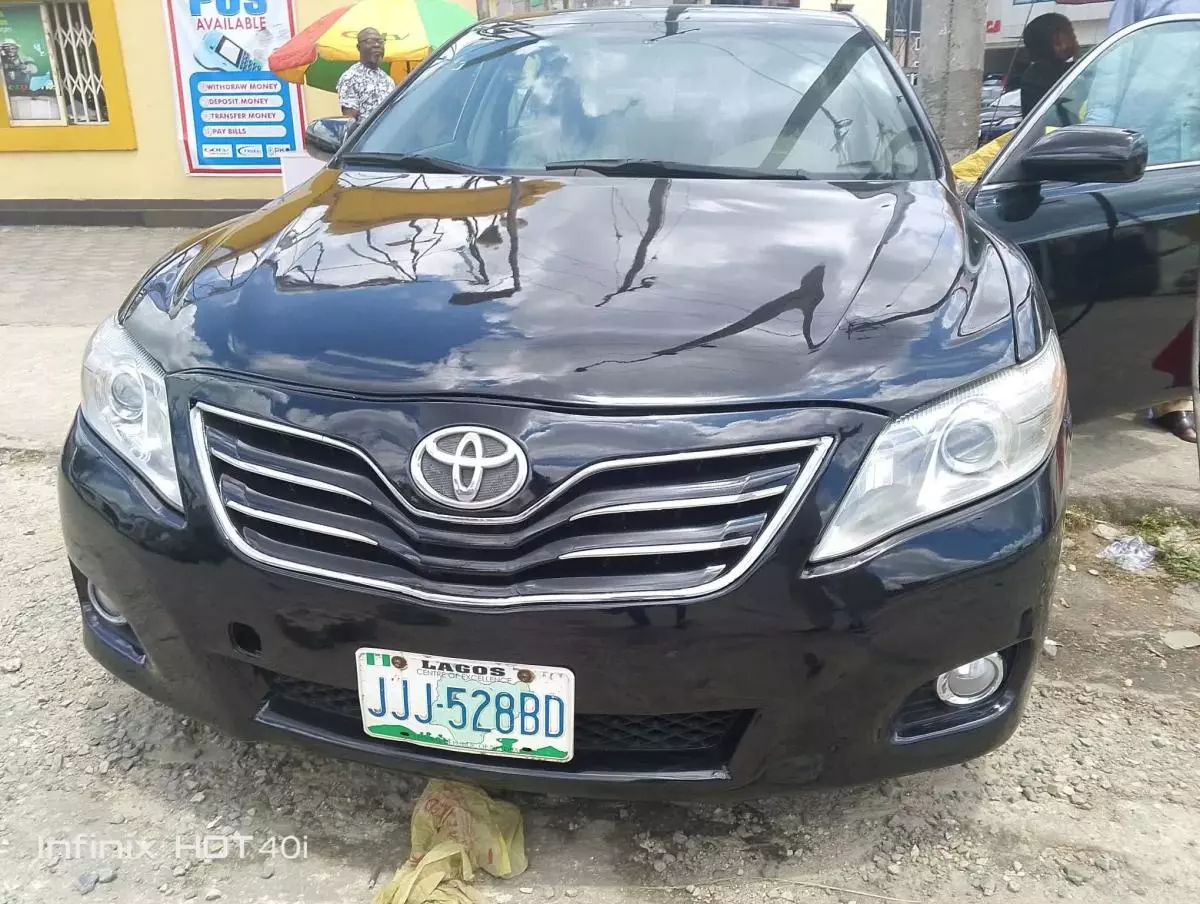 Toyota Camry   - 2010