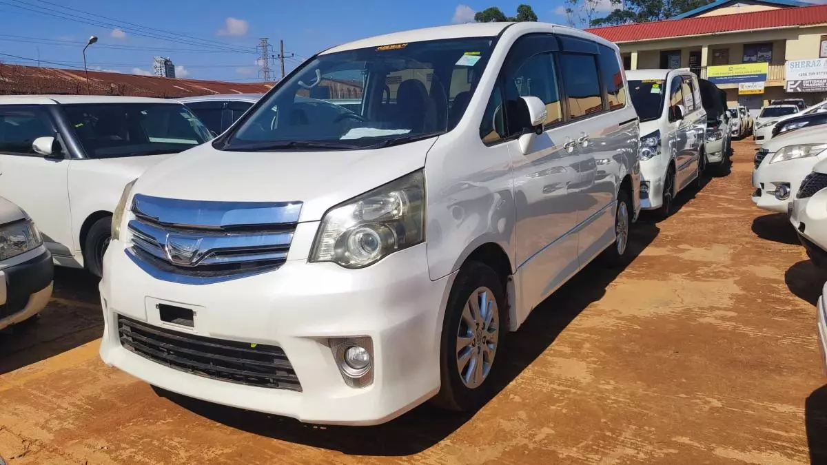 Toyota Noah   - 2010