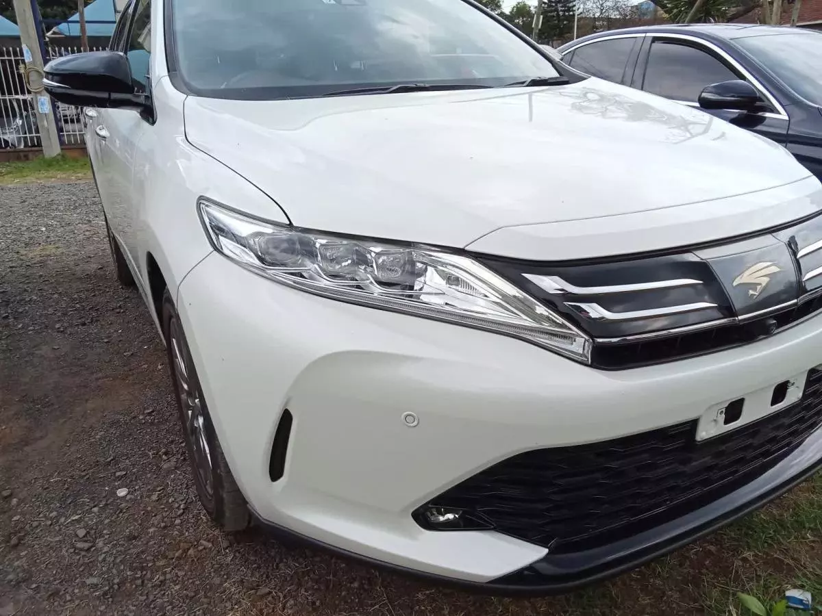 Toyota Harrier   - 2017