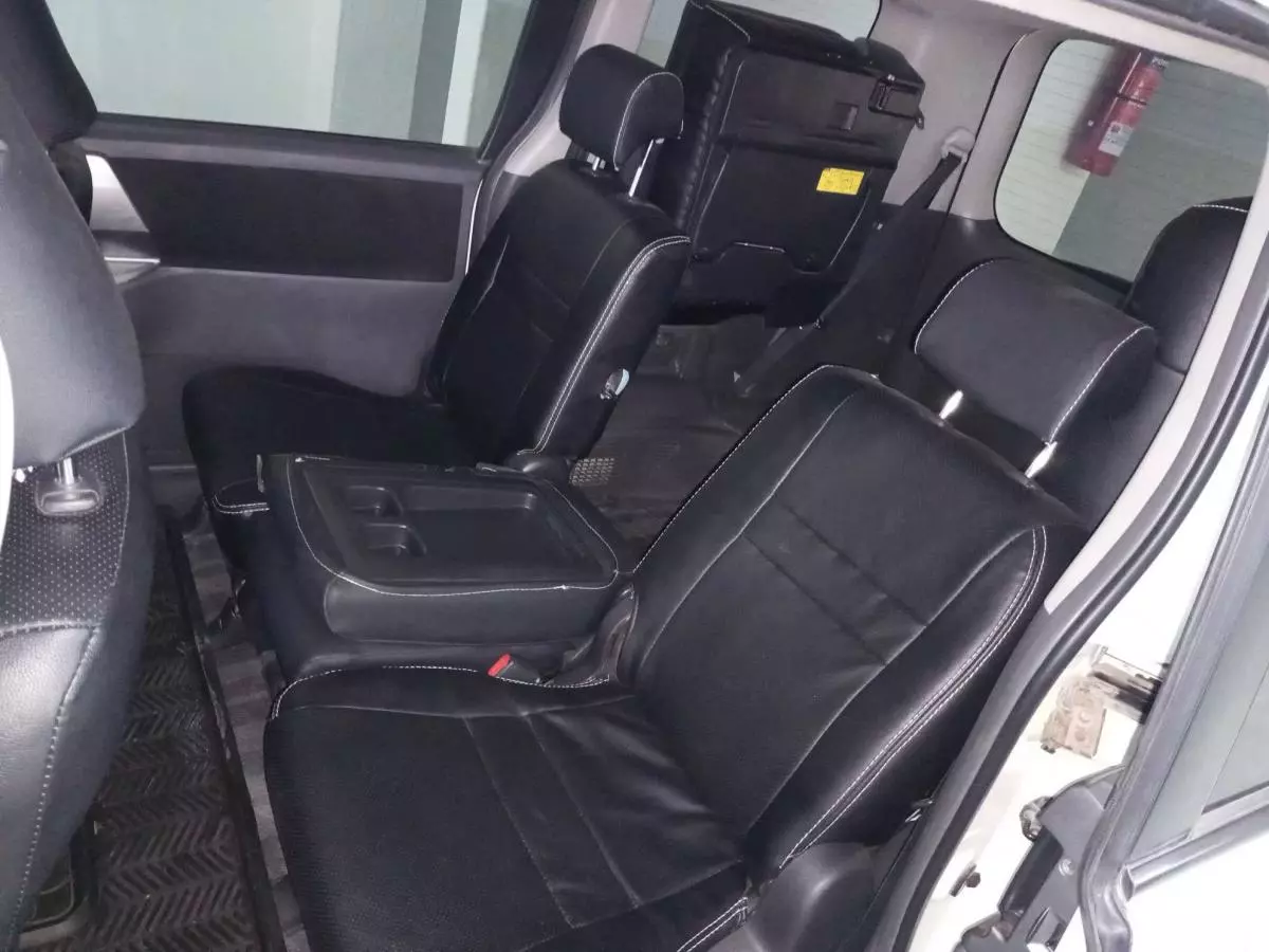 Toyota Voxy  - 2009