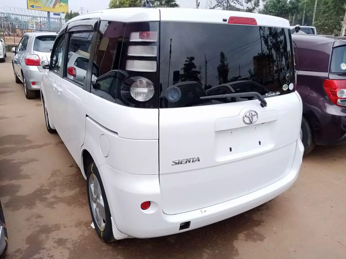 Toyota Sienta   - 2009