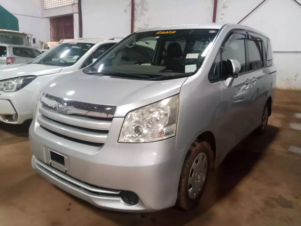 Toyota Noah   - 2009