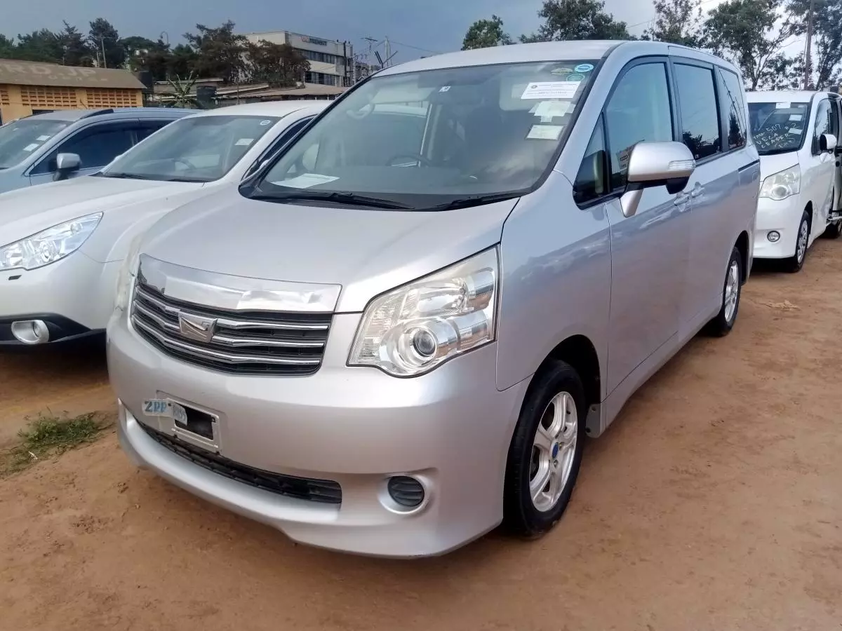 Toyota Noah   - 2011