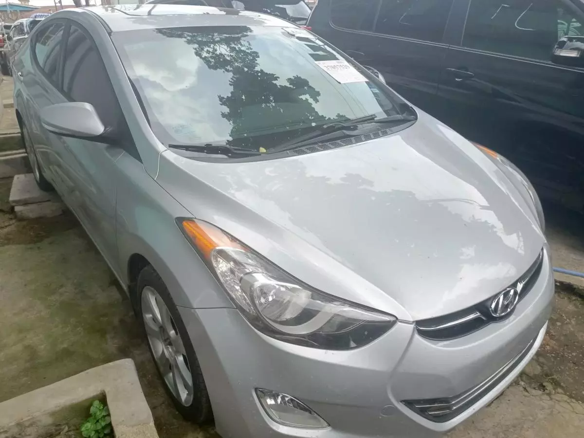 Hyundai Elantra   - 2012