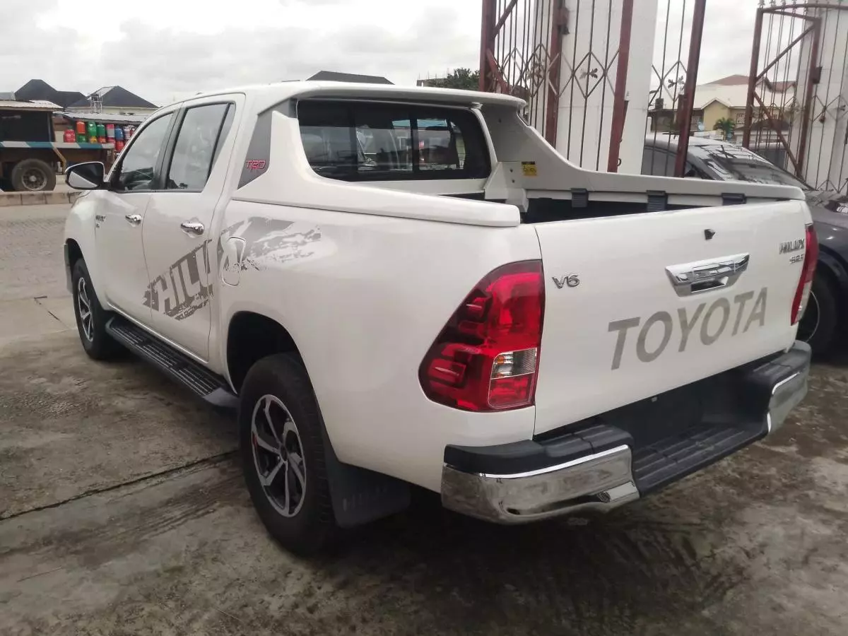 Toyota Hilux   - 2020