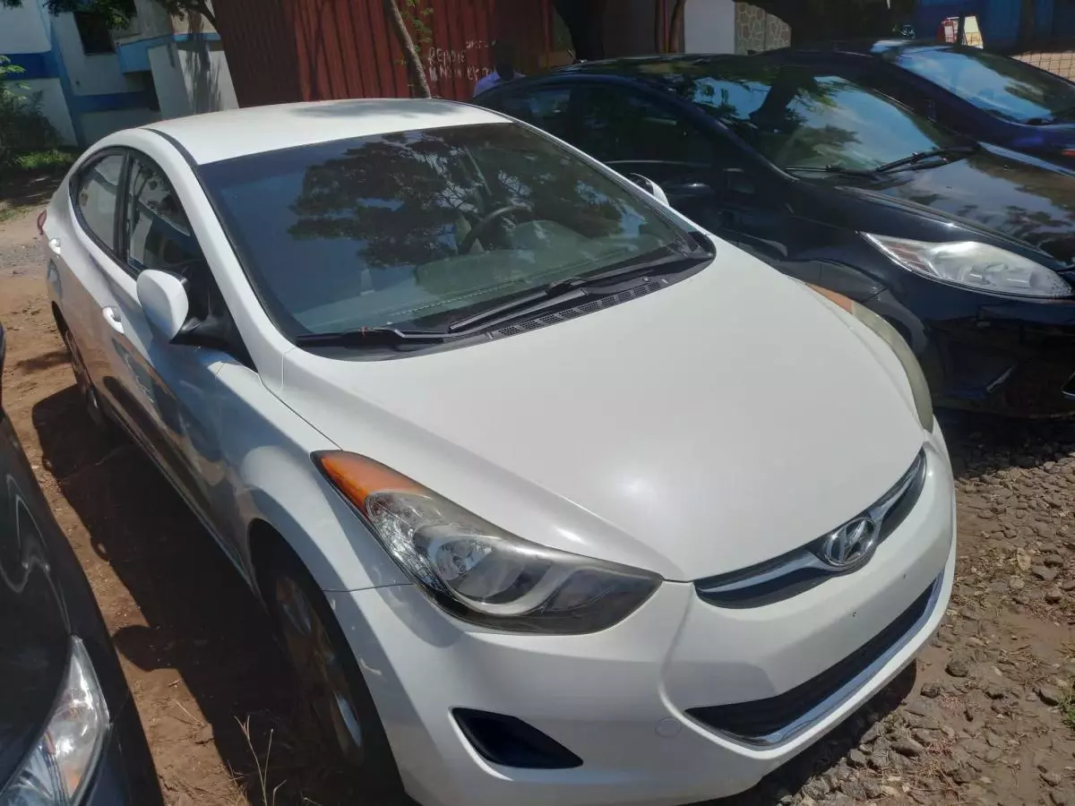 Hyundai Elantra   - 2012