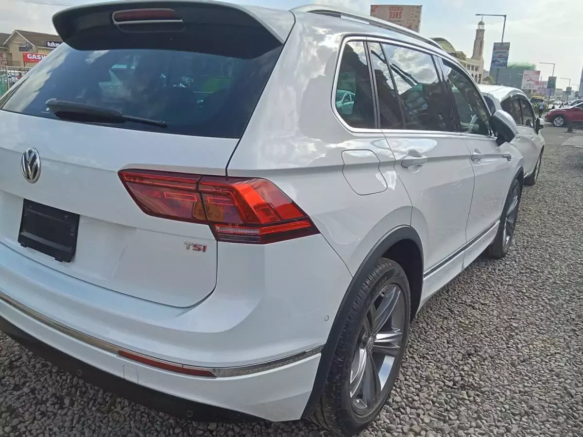 Volkswagen Tiguan   - 2016