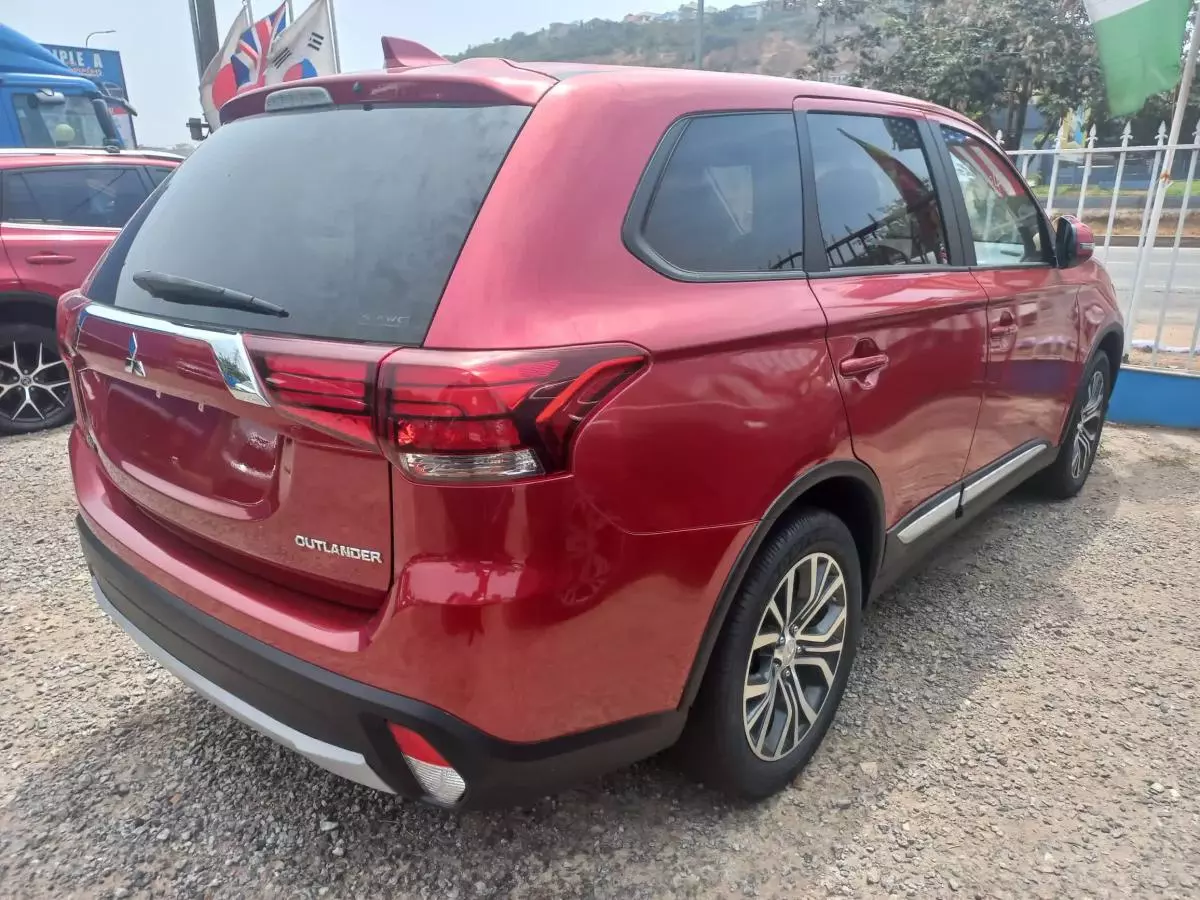 Mitsubishi OUTLANDER - 2017