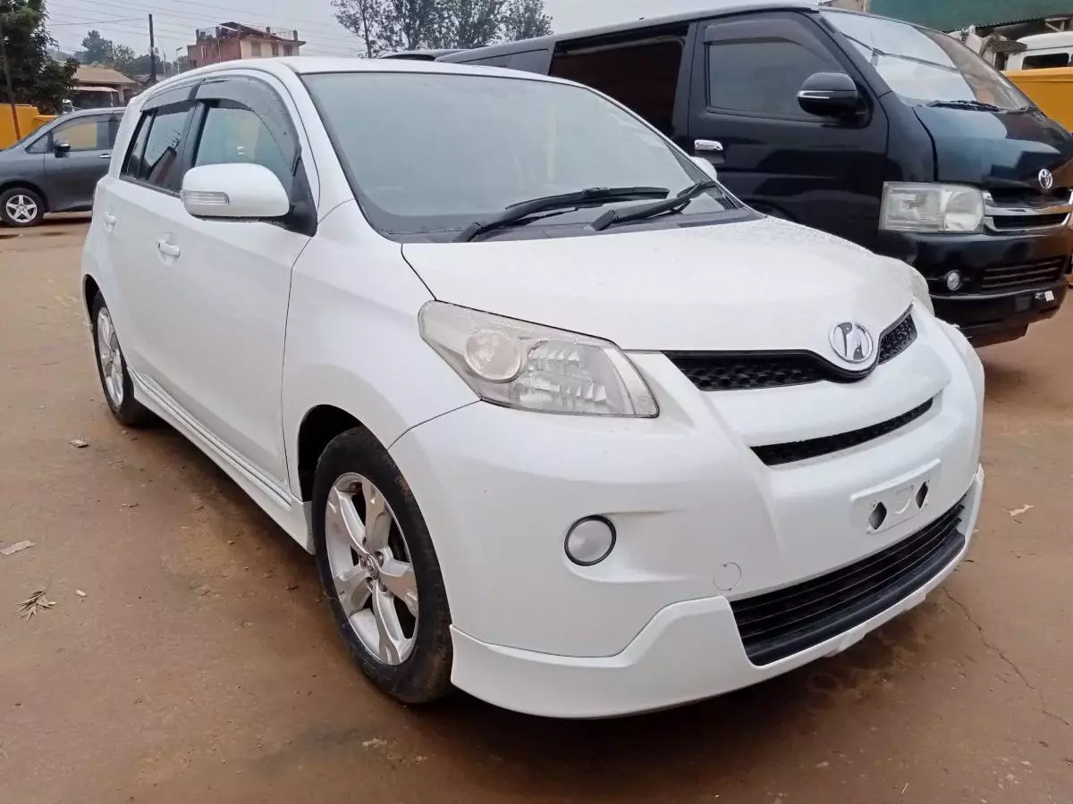 Toyota Ist    - 2010