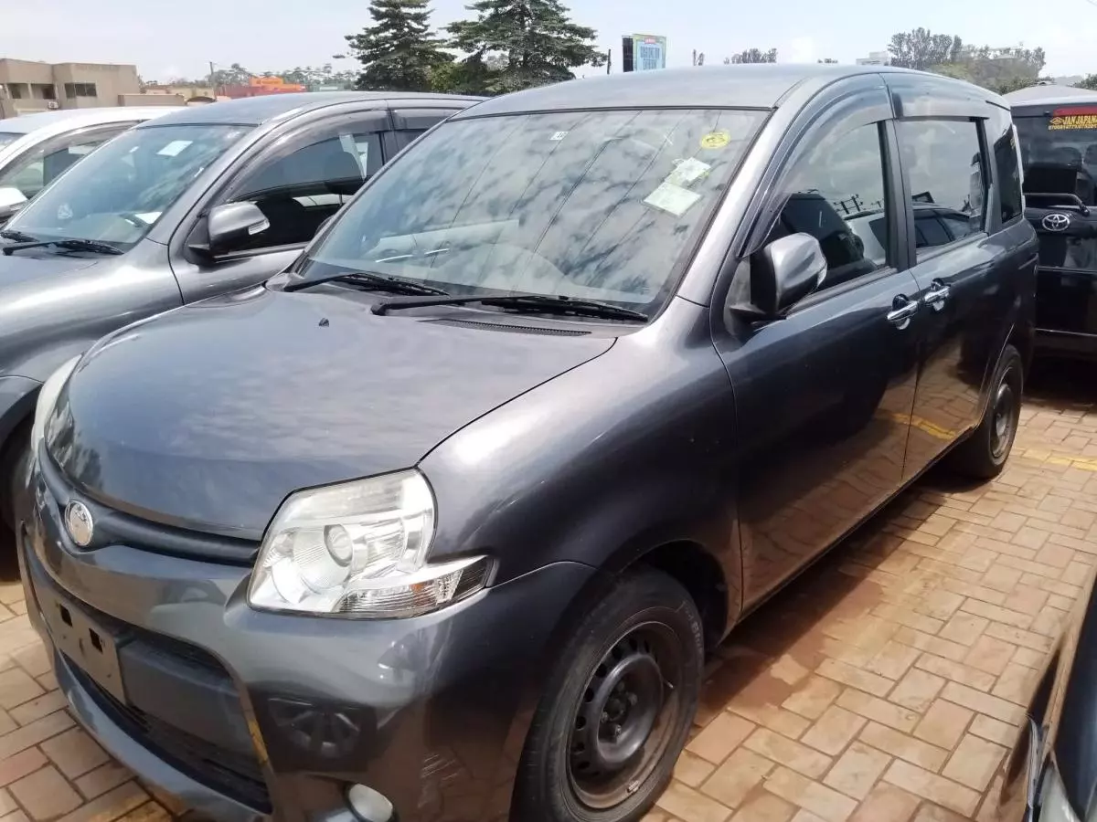 Toyota Sienta   - 2011