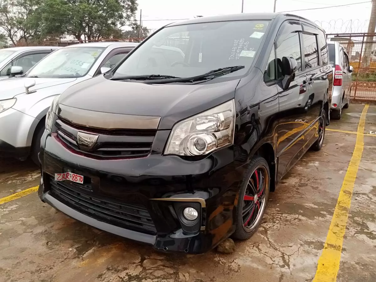 Toyota Noah   - 2011